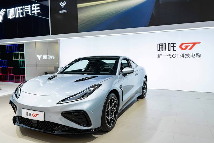 成都343哪吒汽车在智能汽车领域的表现，领途汽车在新能源汽车市场中的影响力